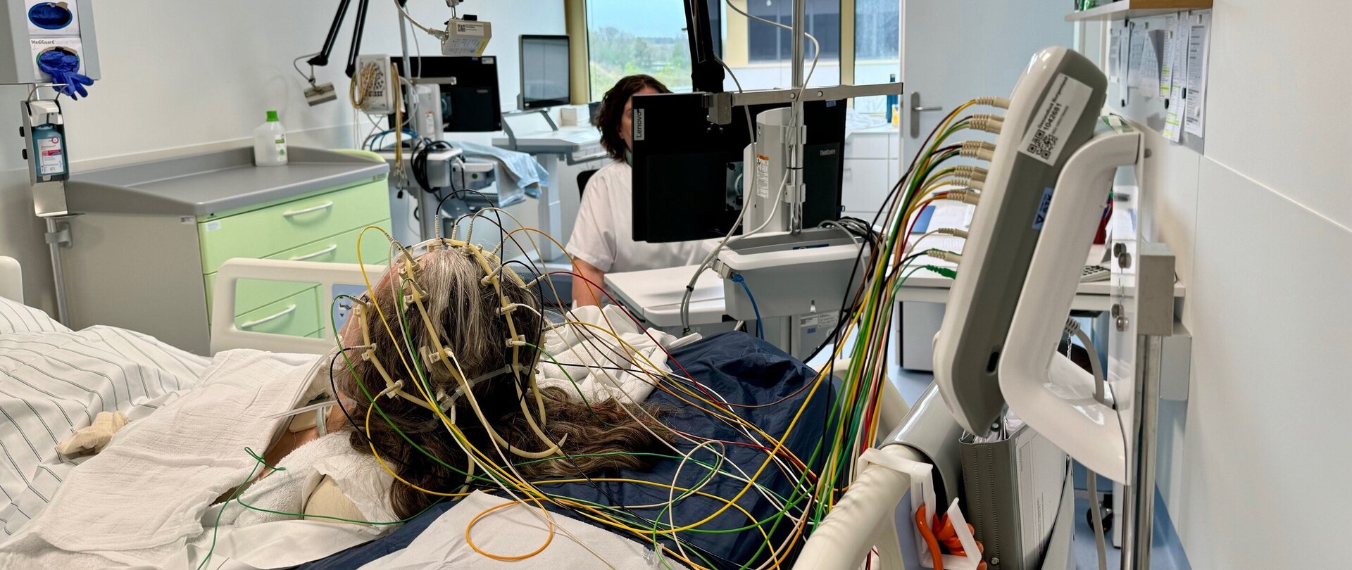 Patientin bei EEG-Untersuchung