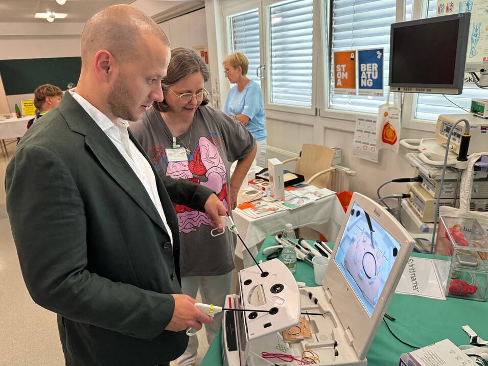 NR Köllner beim Chirurgie-Stand