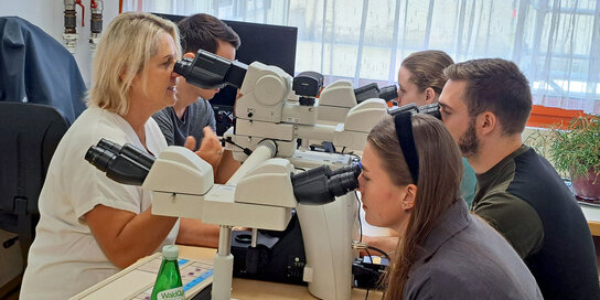 Im Bild: Primaria Dr. Evelyn Gräf von der Abteilung für Klinische Pathologie und Mikrobiologie mit Studierenden der Summer School 2024 der Gesundheit Burgenland. 