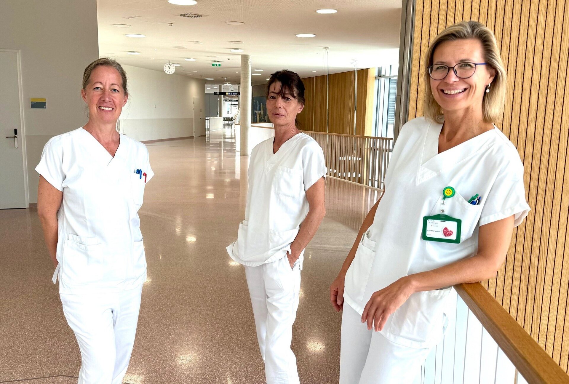 Drei weibliche Pflegekräfte in weißer Berufskleidung auf Gang in der neuen Klinik Oberwart