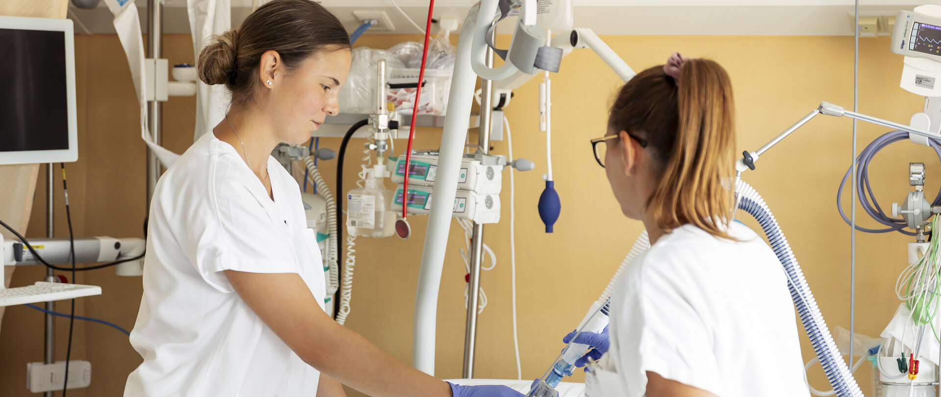 Foto: Sascha Wurzinger Fotografie Medizinisches Personal an einem Krankenbett