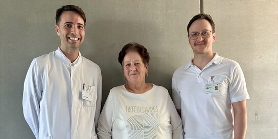Patientin Christine Schabernack mit den beiden Operateuren