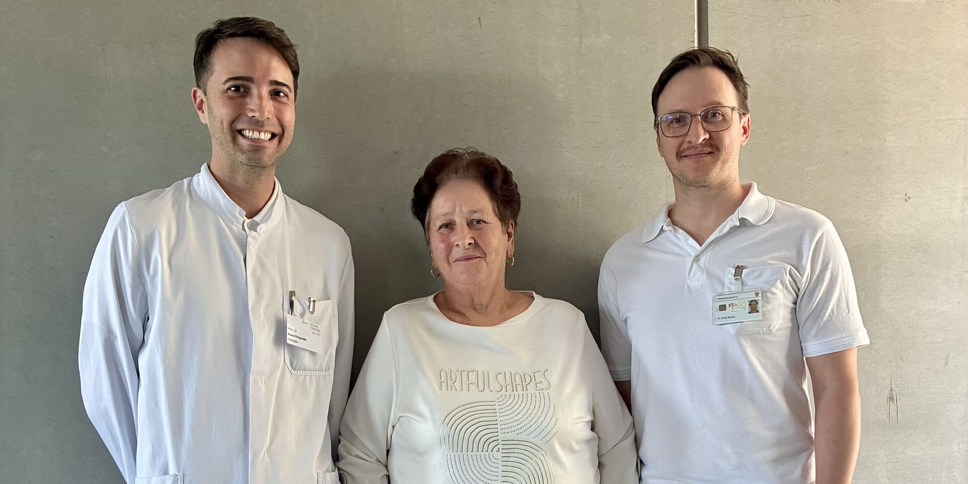Patientin Christine Schabernack mit den beiden Operateuren; Foto: Gesundheit Burgenland Patientin Christine Schabernack mit den beiden Operateuren