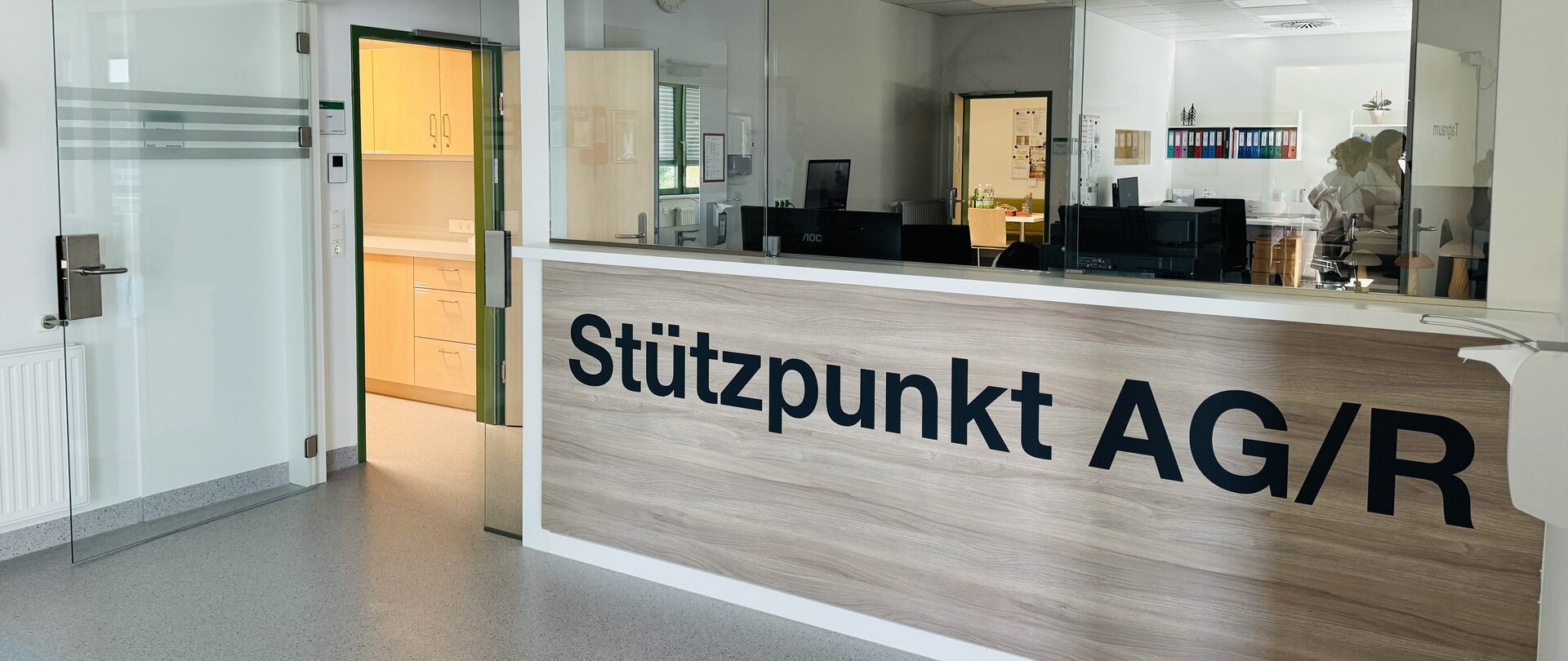 Der Stützpunkt AG/R, im Hintergrund zwei Frauen