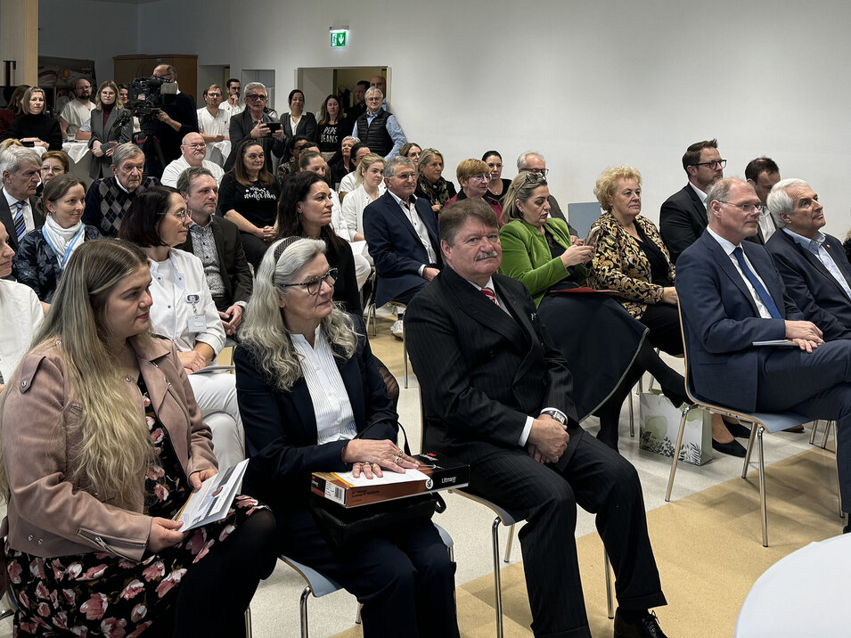 Der gefüllte Saal bei der feierlichen Verabschiedung von Primar Puhr in der Klinik Güssing