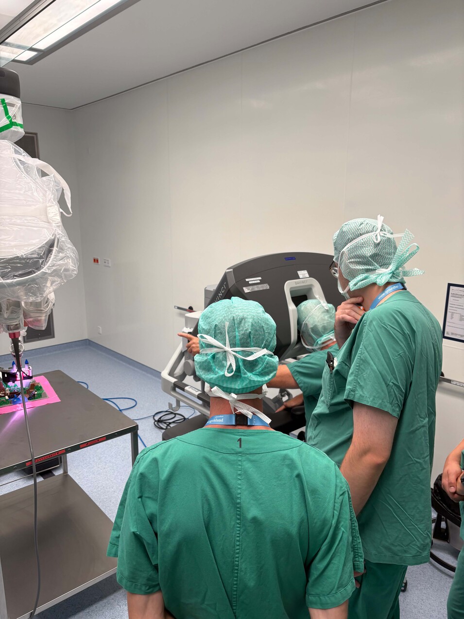 Foto: Gesundheit Burgenland Personen üben am da Vinci OP-Roboter