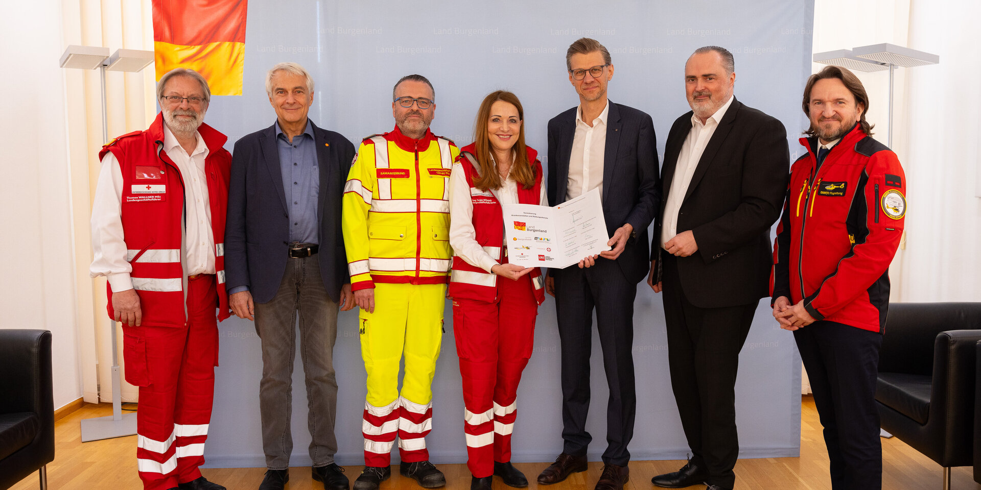 Im Bild von links: Thomas Wallner, MSc, Landesgeschäftsführer des Roten Kreuzes Burgenland, Univ.-Prof. Dr. Stephan Kriwanek, ärztlicher Leiter der Gesundheit Burgenland, Samariterbund-Burgenland-Geschäftsführer Mag. Gerald Fitz, Mag.a Tanja König, Landesgeschäftsführerin des Roten Kreuzes Burgenland, Robert Maurer, MSc MBA, Geschäftsführer der Barmherzigen Brüder Eisenstadt GmbH, Landeshauptmann Mag. Hans Peter Doskozil und Marco Trefanitz, Geschäftsführer der ÖAMTC-Flugrettung, bei der Unterzeichnung der gemeinsamen Vereinbarung zur Patientenübergabe.
