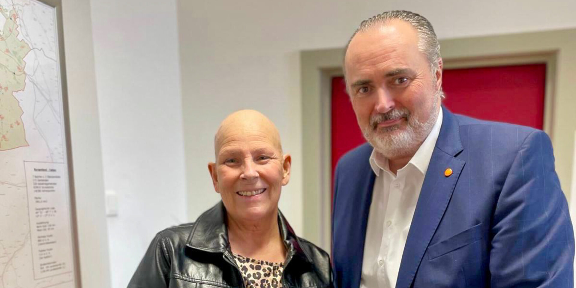 Andrea Kdolsky übergibt LH Doskozil ein Exemplar ihres Buches.