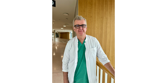 Ein Arzt steht in der Magistrale der Klinik Oberwart