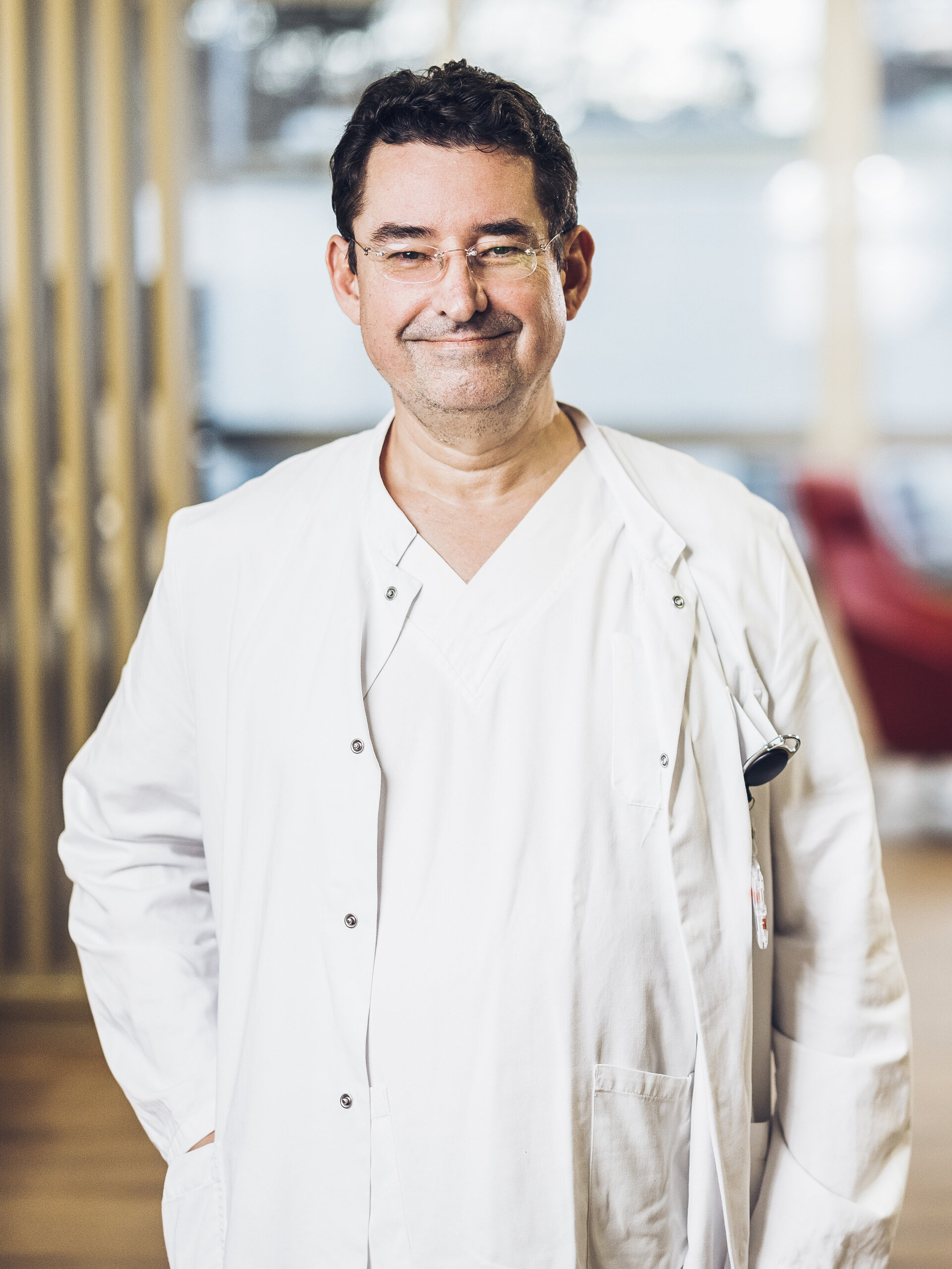 Prim. Dr. Gasz im weißen Arztkittel