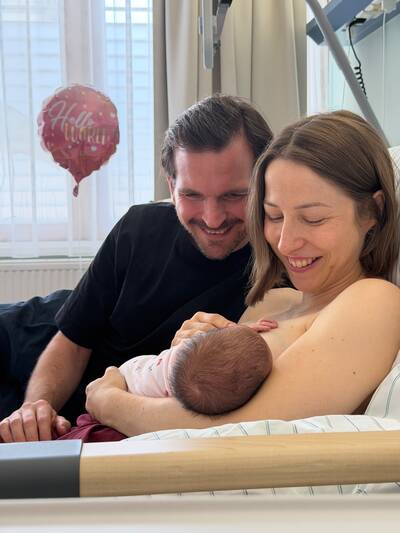 Foto: Gesundheit Burgenland Ein Mann und eine Frau und ein Baby, das gestillt wird