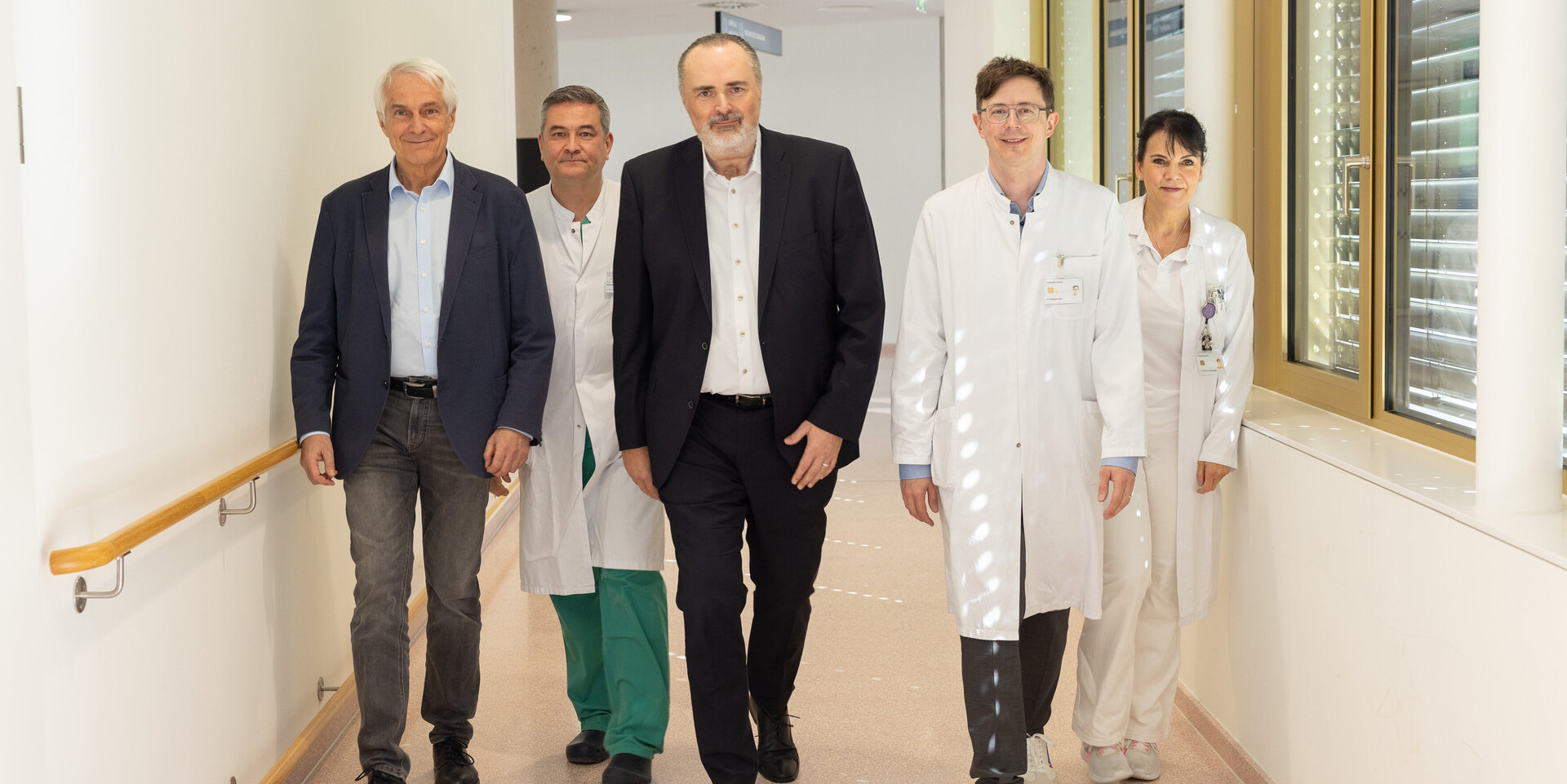 Foto: LMS/Stefan Wiesinger Univ.-Prof. Dr. Stephan Kriwanek (medizinischer GF Gesundheit Burgenland), Prim. Andreas Ochsenhofer (Abteilungsleiter Innere Medizin I – Kardiologie und Nephrologie, Klinik Oberwart), Landeshauptmann Hans Peter Doskozil, Prim. Wolfgang Dietl (Leiter Herzchirurgie, Klinik Oberwart) und Priv.-Doz.in OÄ Dr.in Veronika Matzi (ärztliche Direktorin, Klinik Oberwart).