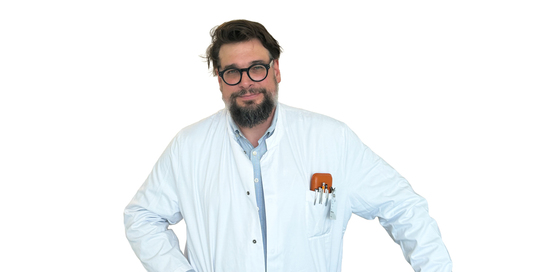OA Dr. Ronald Saurugg im weißen Arztkittel