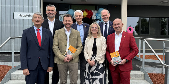 Ehrengäste und KoFü vor der Klinik Güssing