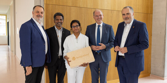 V.l.: Pflegedirektor DGKP Andreas Schmidt, MSc; Pfarrer Sebastian Edakarottu, Melby Joseph, Mag. Franz Öller, MBA, MPH, kfm. GF Gesundheit Burgenland; LH Hans Peter Doskozil