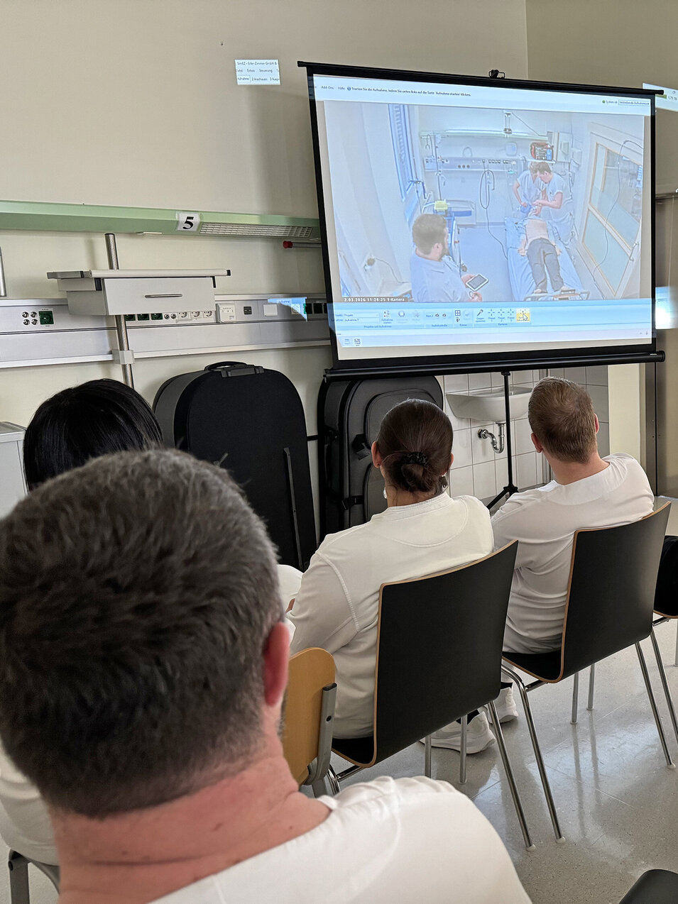 Foto: Gesundheit Burgenland Mehrere Menschen im Krankenhaus schauen auf einen Bildschirm