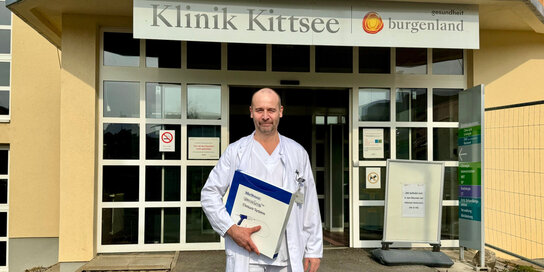 Arzt steht vor dem Eingang der Klinik Kittsee