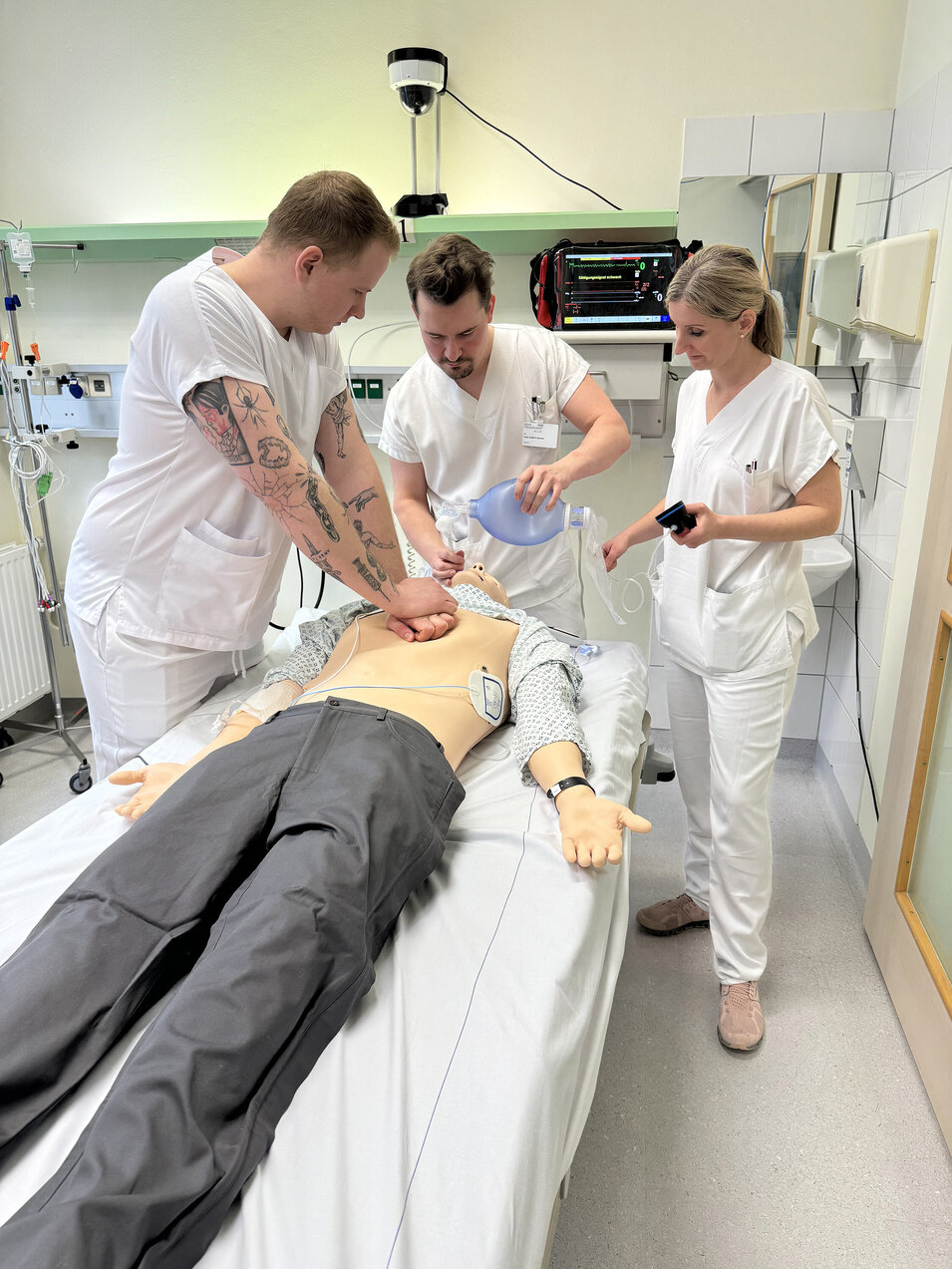 Foto: Gesundheit Burgenland Drei Personen im Krankenhaussetting, die an einer Puppe üben