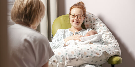 Frau mit Baby in Stillecke