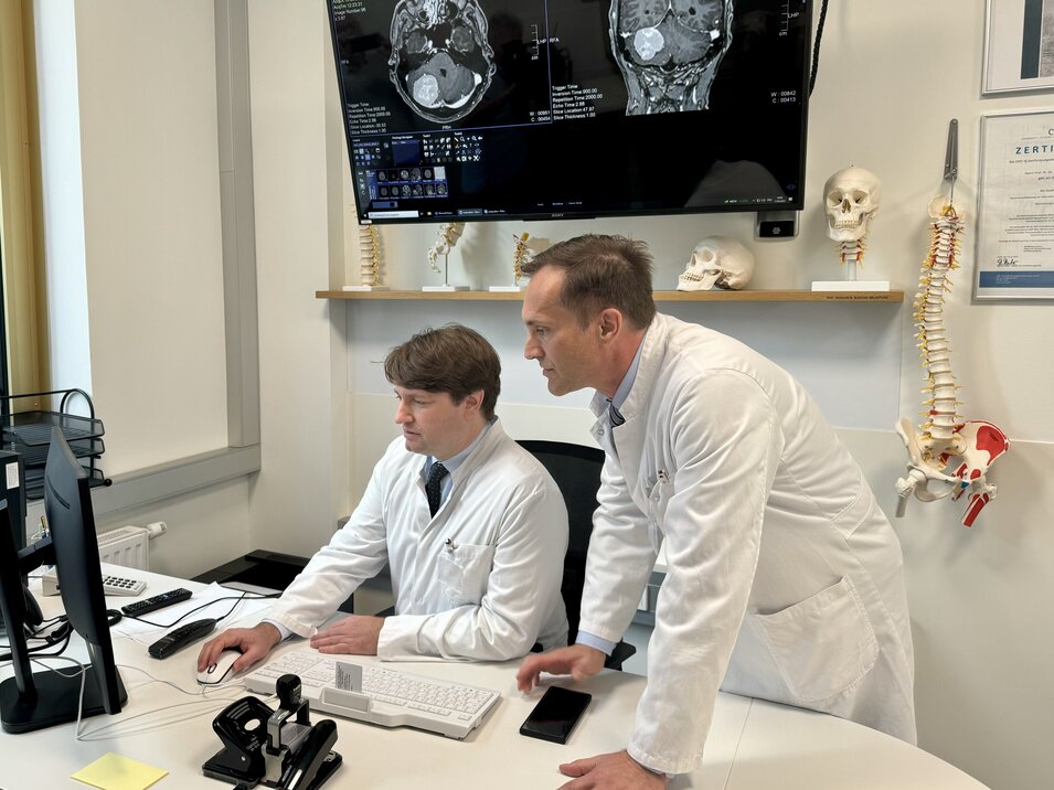 Foto: Gesundheit Burgenland Prim. Feigl und OA Staribacher in der neurochirurgischen Ambulanz