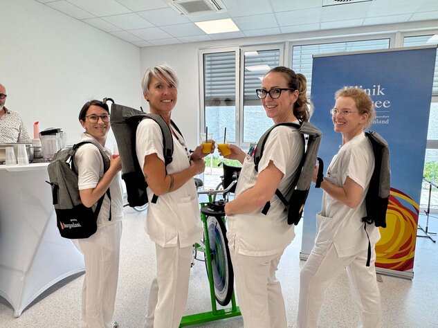 Foto: Gesundheit Burgenland Vier Personen zeigen ihre Rucksäcke