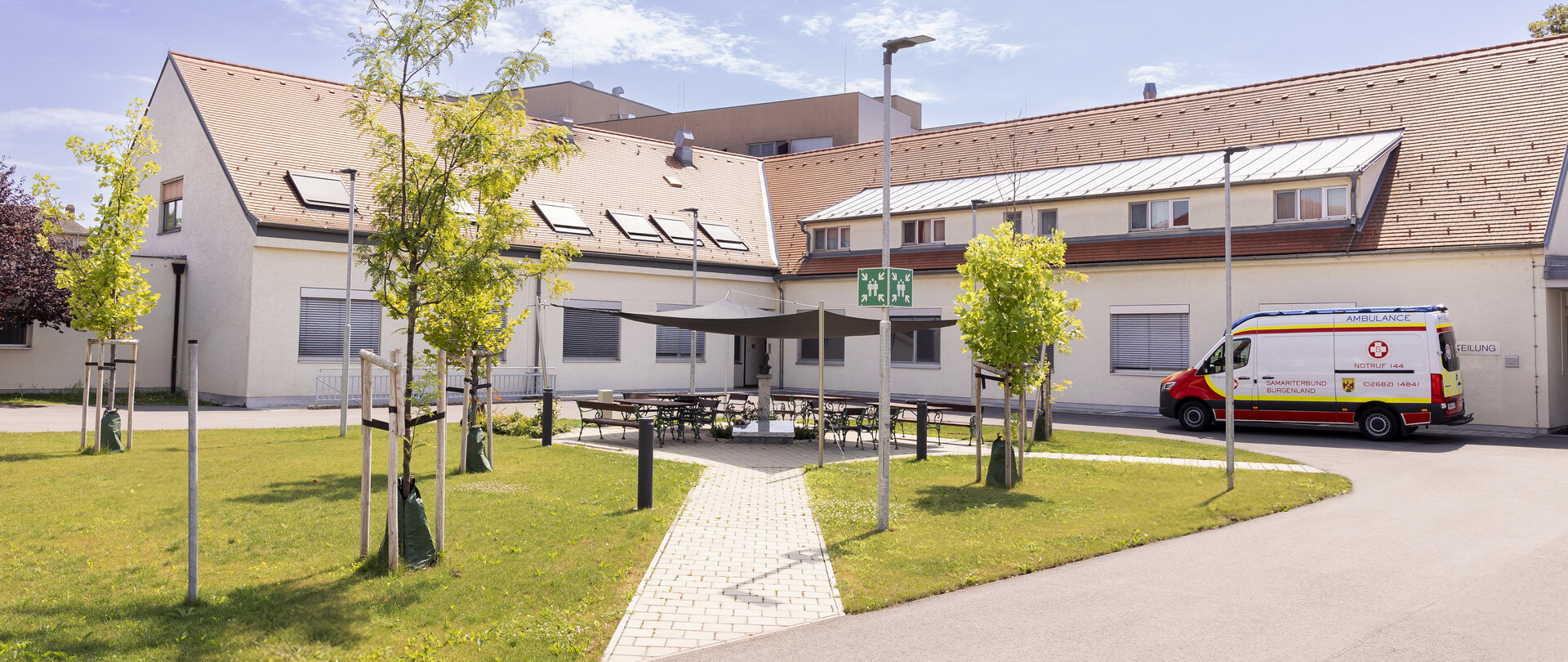 Foto: Sascha Wurzinger Fotografie Blick über den Hof auf einen Teil der Klinik Kittsee