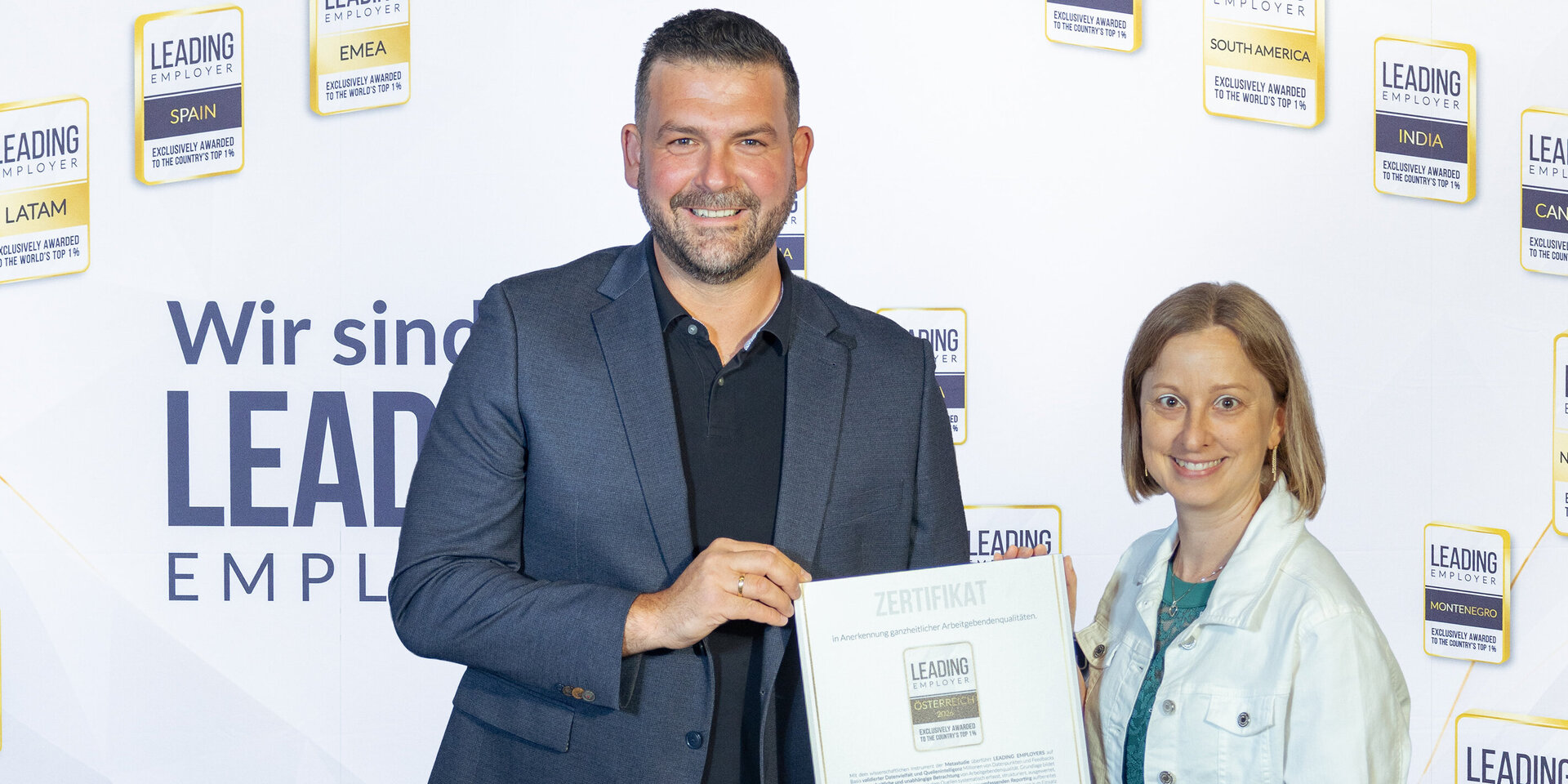 Foto: Leading Employers/Institute of Research & Data Aggregation GmbH CEO und Personaldirektorin mit Zertifikat