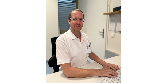 Oberarzt Dr. Christian Wöhrer an seinem Schreibtisch in der Klinik Oberwart