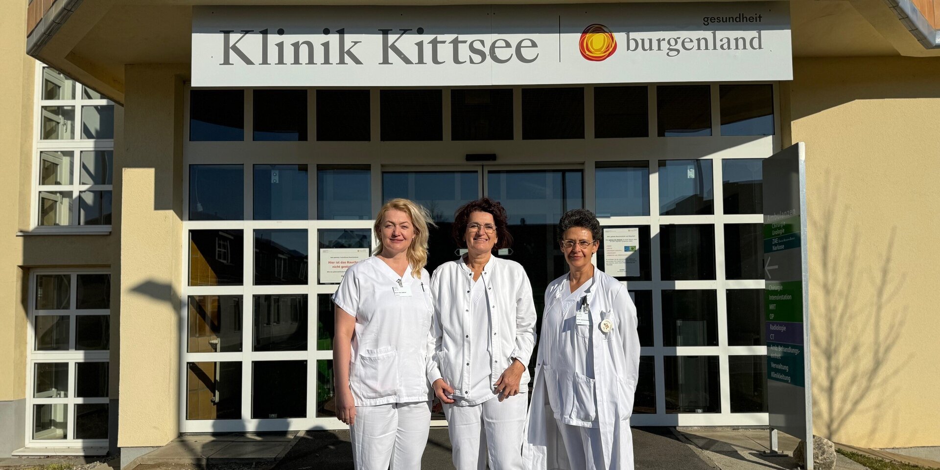 Drei Ärztinnen vor der Klinik Kittsee