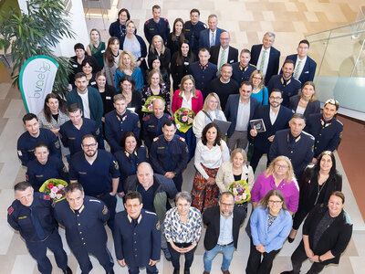 Eine große Gruppe von Menschen von oben fotografiert