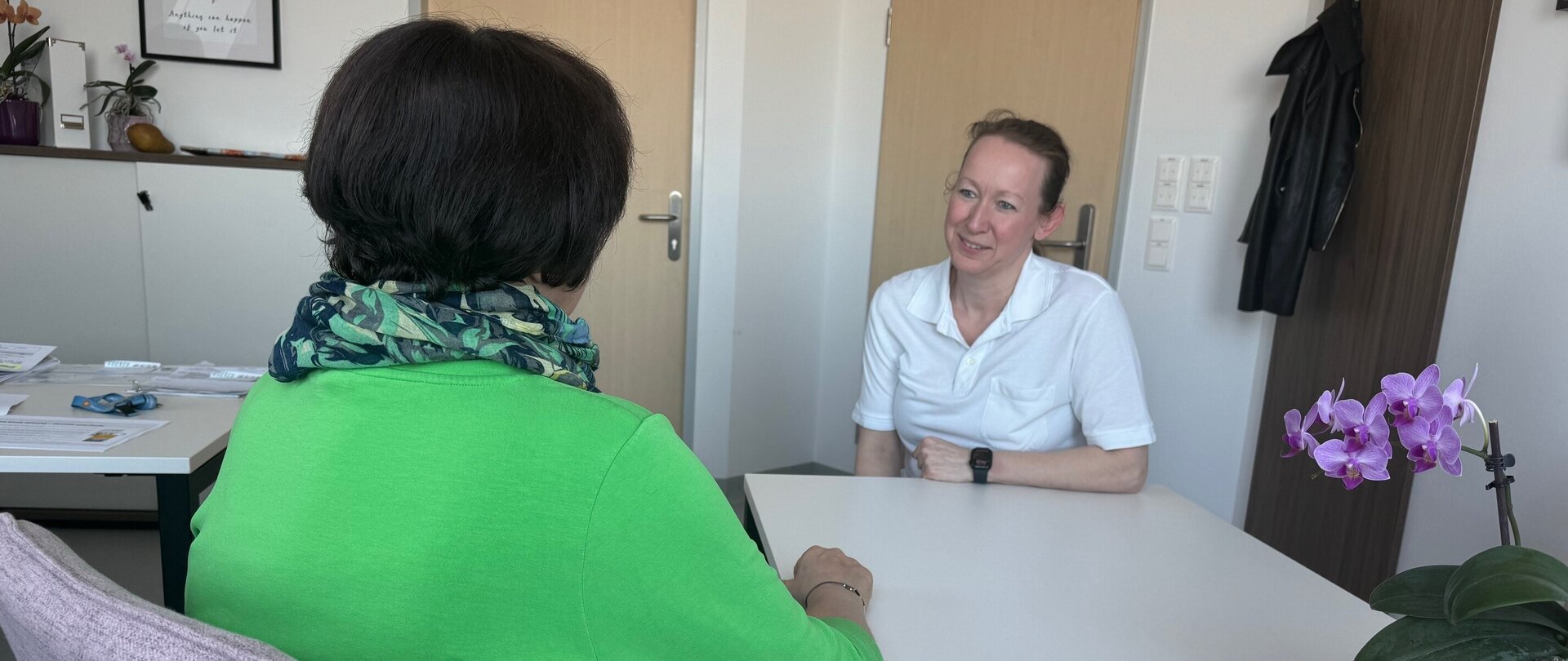 Psychotherapeutin im Gespräch mit Patientin 