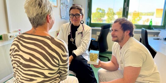 Drei Personen in einem Behandlungsraum im Spital
