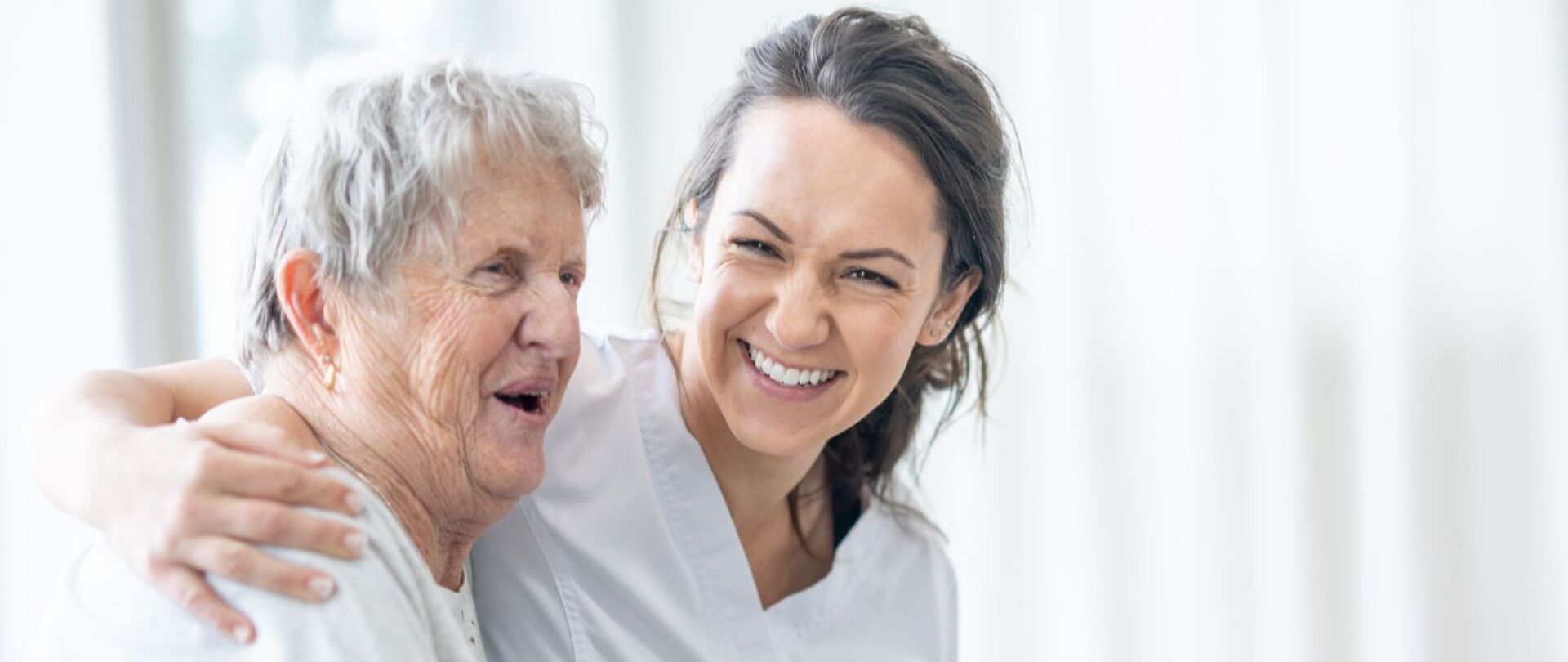 Pflegekraft nimmt Patientin in den Arm