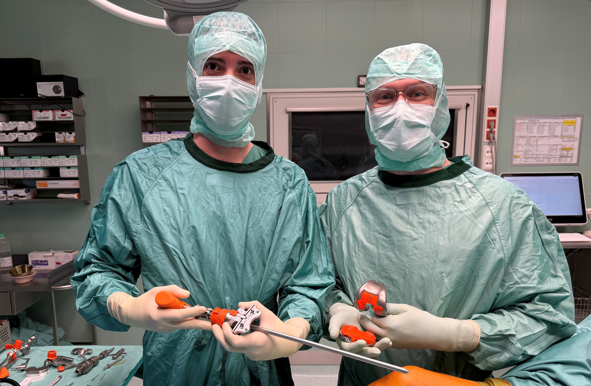 Primarius Dr. Klaus Dragosits und der erste Oberarzt Dr. Ewald Musser zeigen Implantate; Foto: Gesundheit Burgenland Primarius Dr. Klaus Dragosits und der erste Oberarzt Dr. Ewald Musser zeigen Implantate