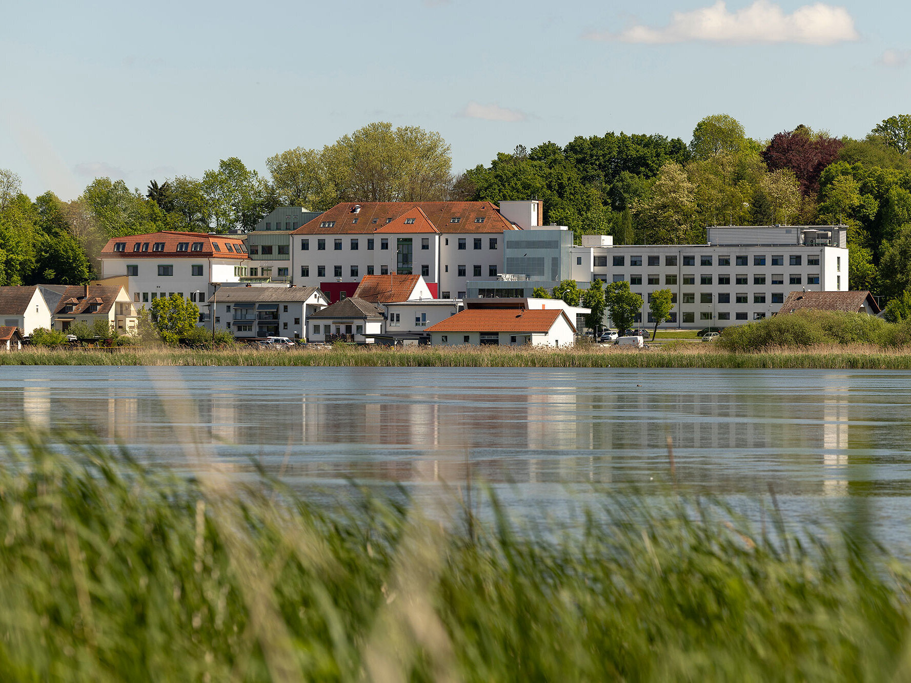 Foto: Erwin Muik Klinik Güssing Gebäude im Hintergrund, See/Wasser im Vordergrund