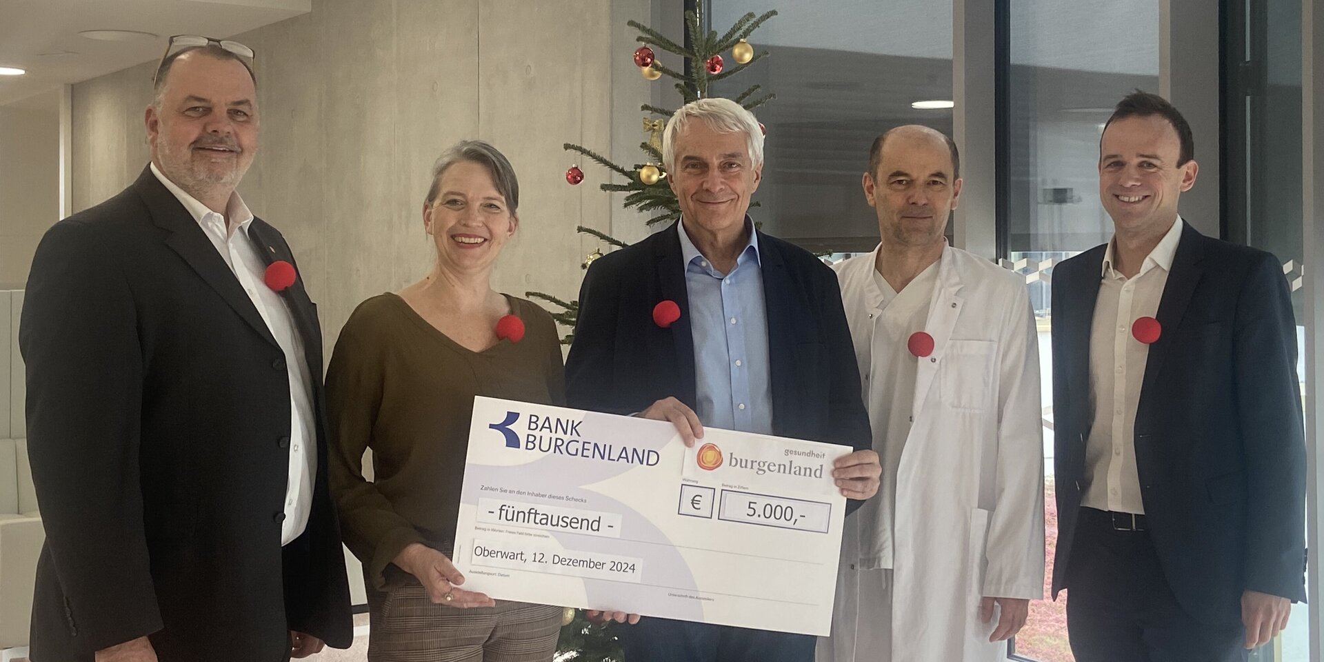 Im Bild v.l.: DGKP Andreas Schmidt, MSc, Pflegedirektor der Klinik Oberwart; Ute Sračnik (ROTE NASEN Clowndoctors); Univ.-Prof. Dr. Stephan Kriwanek, medizinischer Geschäftsführer der Gesundheit Burgenland; Primarius Dr. Herbert Gruber, ärztlicher Direktor der Klinik Oberwart, Mag. Marc Seper, MSC, kaufmännischer Direktor der Klinik Oberwart