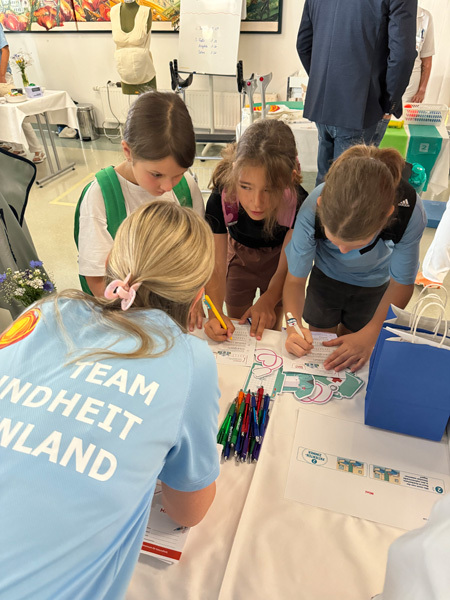 Kids beim Ausfüllen des Quiz