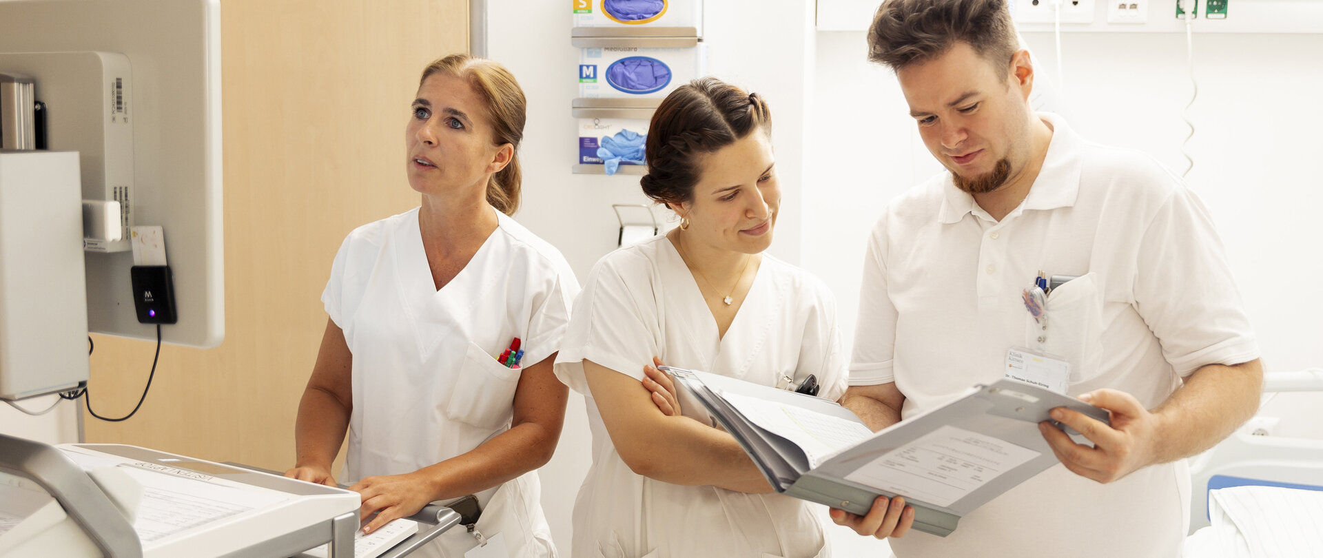 Foto: Sascha Wurzinger Fotografie Drei Personen (medizinisches Personal) im Krankenhaussetting