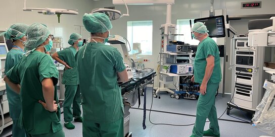 Mehrere Personen in einem OP in OP-Kleidung