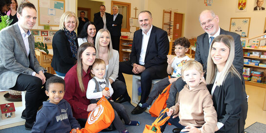Landeshauptmann Mag. Hans Peter Doskozil und Mag. Franz Öller, MBA, MPH, Geschäftsführer der Gesundheit Burgenland, beim Besuch des Betriebskindergarten