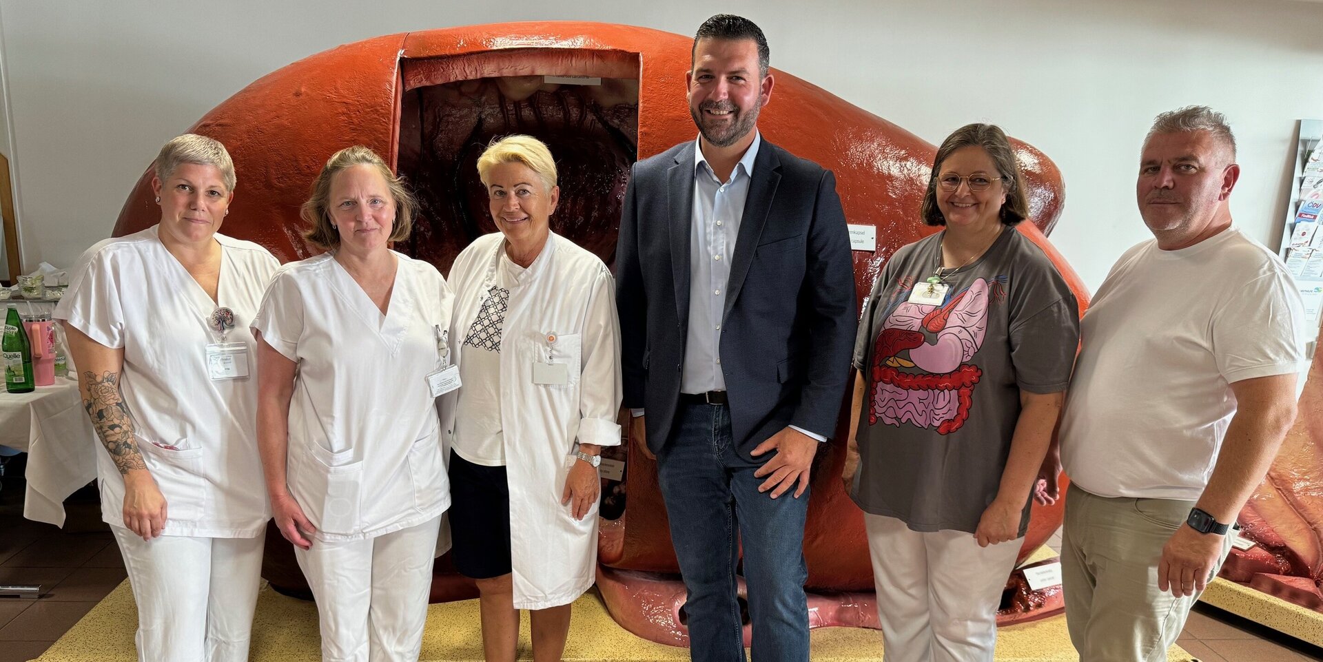 GF, KoFü und nephrologisches Team vor dem Nierenmodell