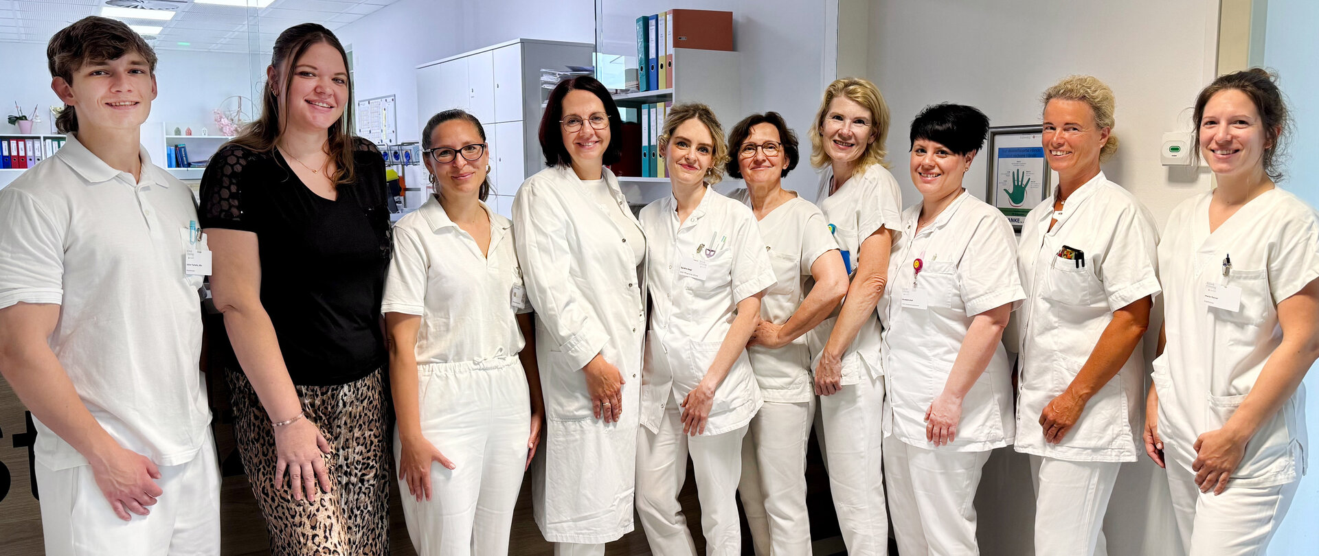 eine Gruppe von Menschen in einem Krankenhaus