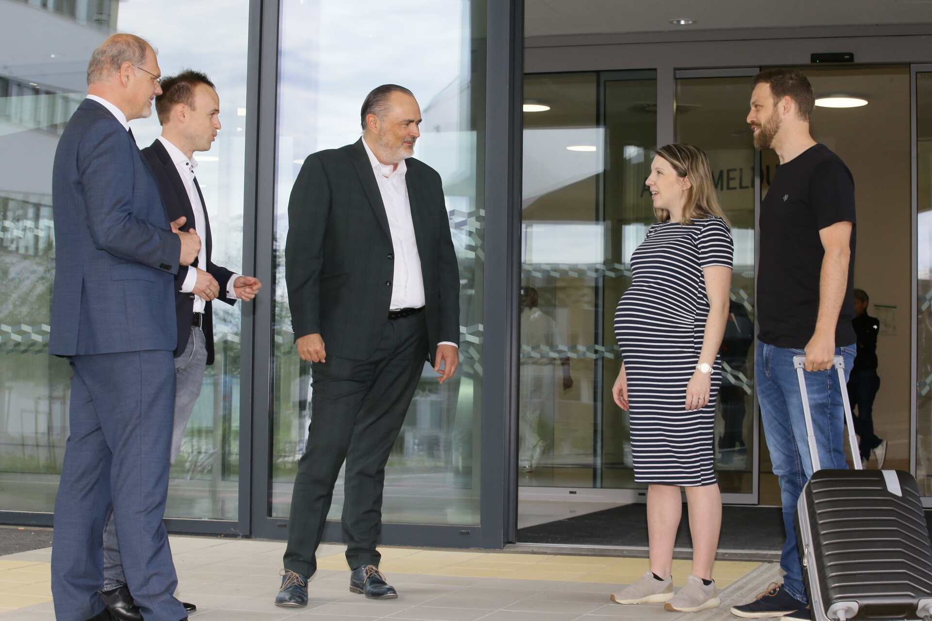 Ein schwangeres Paar auf dem Weg in die Klinik