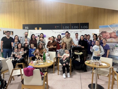 Eine Gruppe von Menschen mit Kindern 