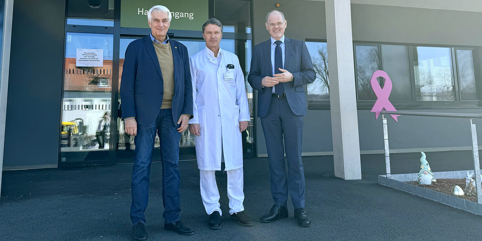 Univ.-Prof. Dr. Stephan Kriwanek (medizinischer Geschäftsführer der Gesundheit Burgenland), Prim. Dr. Erich Willhuber (Abteilungsvorstand der Chirurgie in der Klinik Güssing) und Mag. Franz Öller, MBA, MPH (kaufmännischer Geschäftsführer der Gesundheit Burgenland) vor dem Eingang der Klinik Güssing.