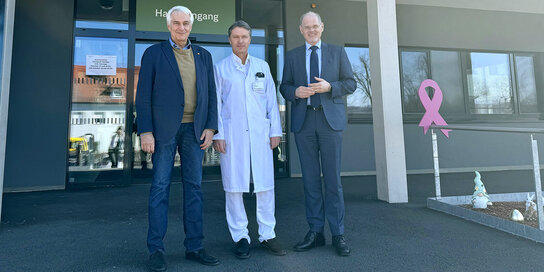 Univ.-Prof. Dr. Stephan Kriwanek (medizinischer Geschäftsführer der Gesundheit Burgenland), Prim. Dr. Erich Willhuber (Abteilungsvorstand der Chirurgie in der Klinik Güssing) und Mag. Franz Öller, MBA, MPH (kaufmännischer Geschäftsführer der Gesundheit Burgenland) vor dem Eingang der Klinik Güssing.