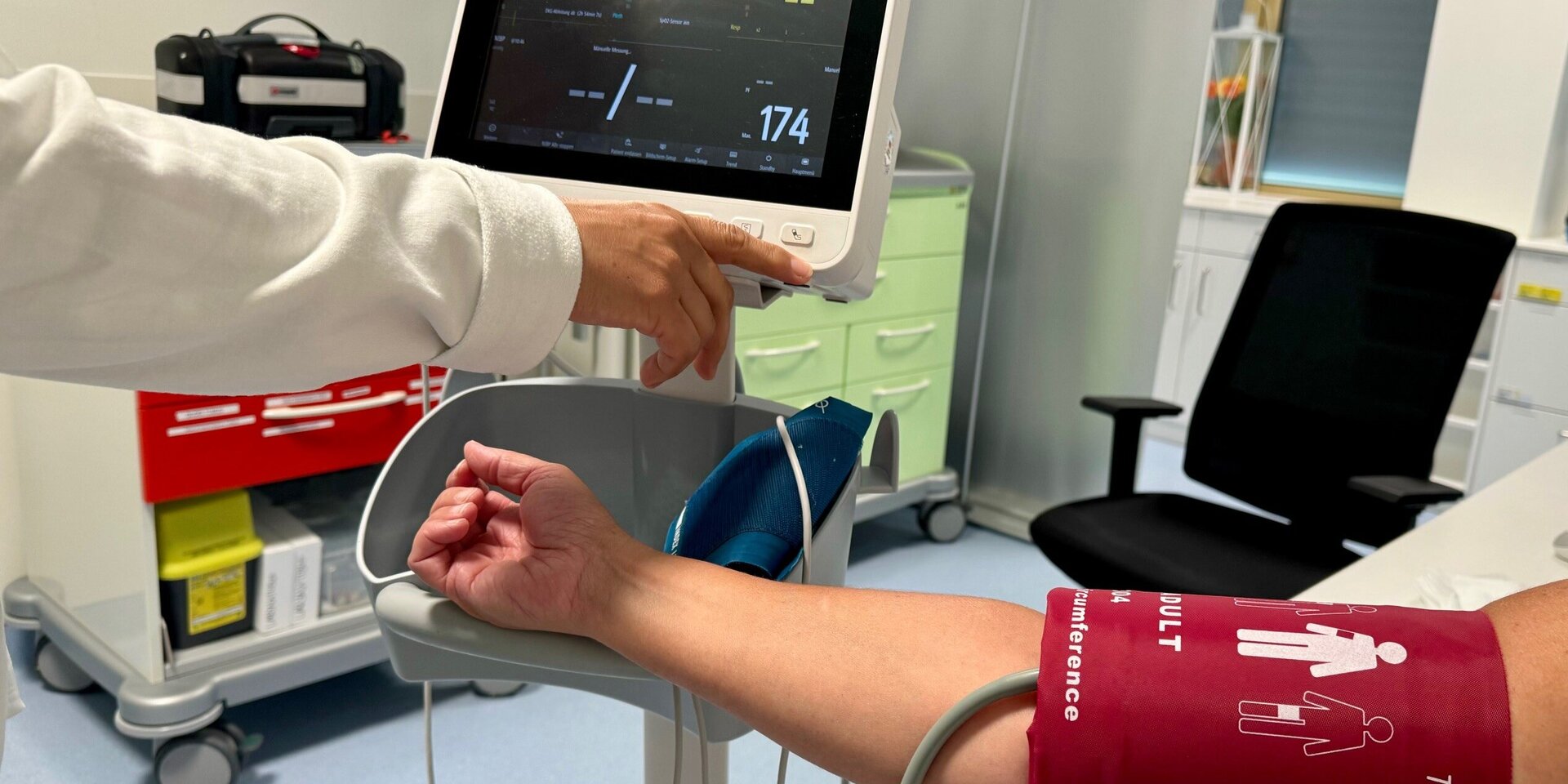 Foto: Gesundheit Burgenland Arm an dem der Blutdruck gemessen wird