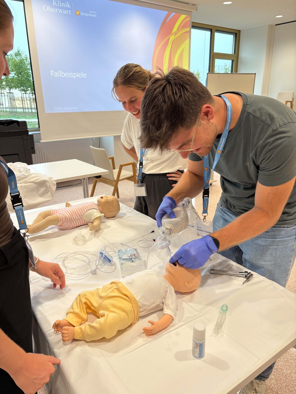 Foto: Gesundheit Burgenland Eine Person beim Üben an einer Babypuppe