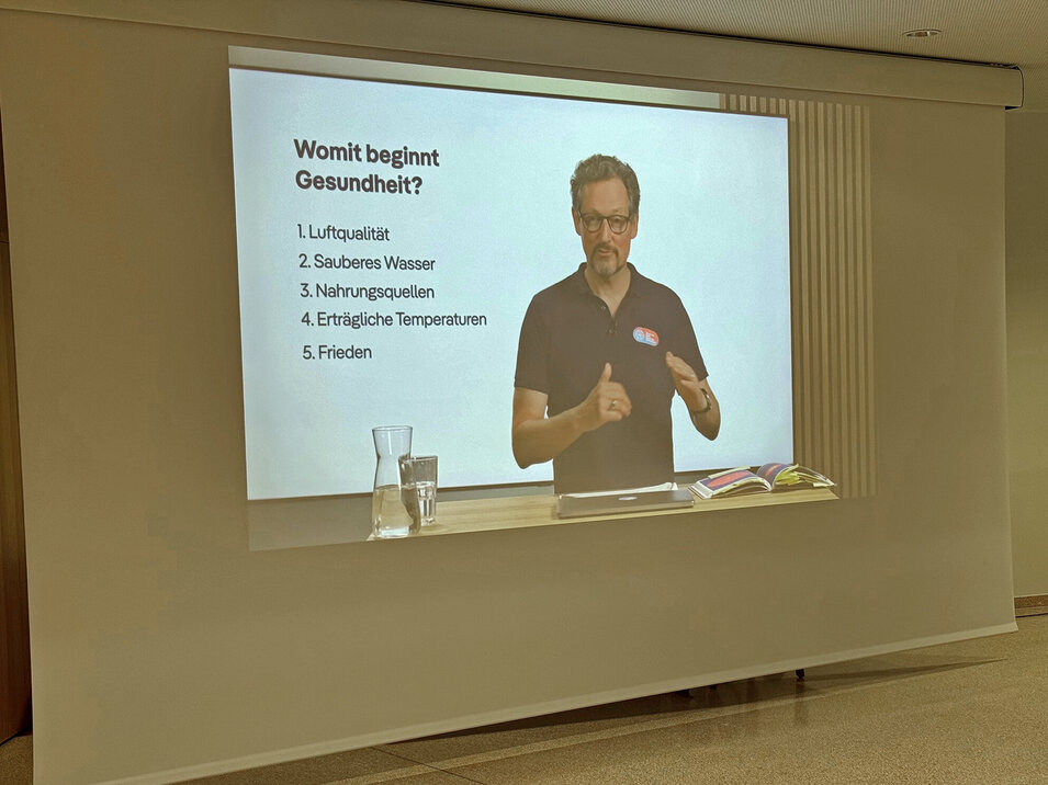 Foto: Gesundheit Burgenland TV-Moderator und Buchautor Dr. Eckart von Hirschhausen erläuterte in einem Videobeitrag die Auswirkungen des Klimawandels auf die Gesundheit vor Mitarbeitenden der Gesundheit Burgenland.