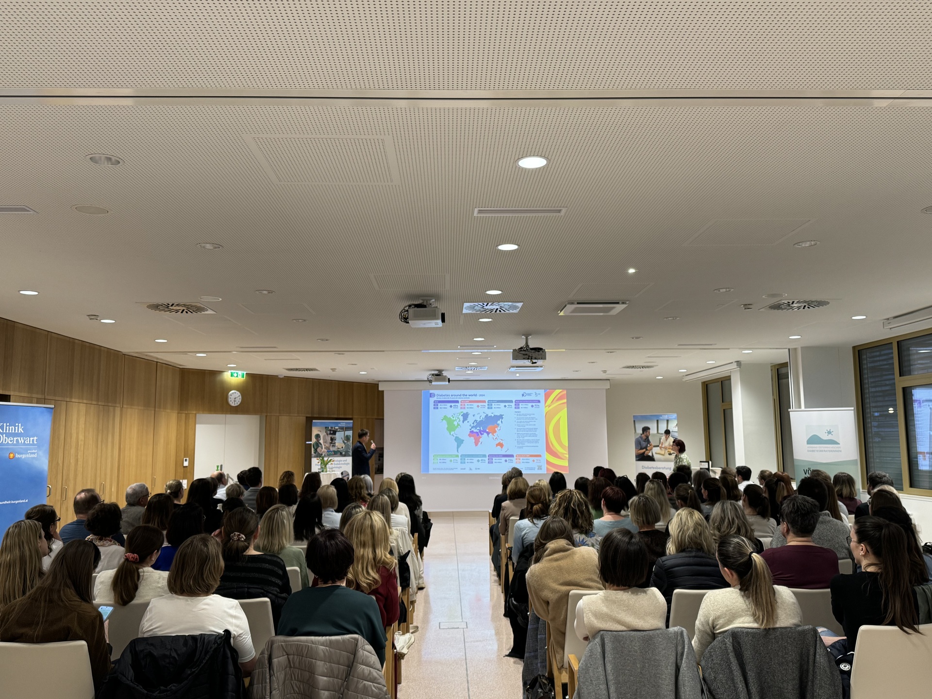 Foto: Gesundheit Burgenland Viele Zuhörer*innen sitzen bei einem Vortrag in einem Saal